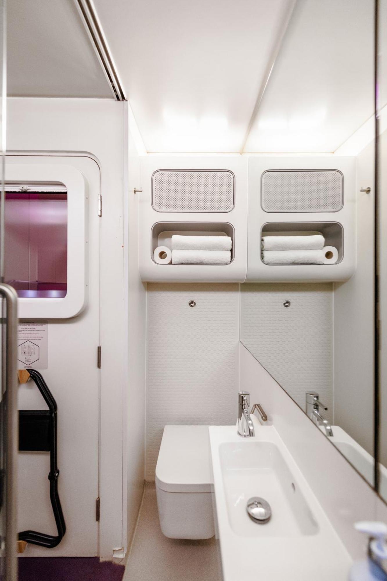 Yotelair London Gatwick Airport Horley Dış mekan fotoğraf